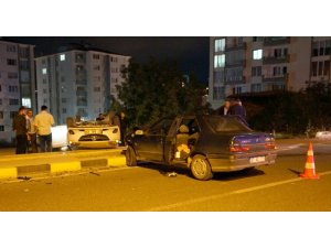 Kastamonu’da kavşakta iki otomobil çarpıştı: 4 yaralı