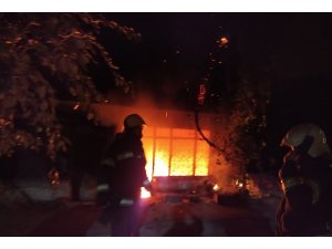 Metruk binada çıkan yangın korkuttu