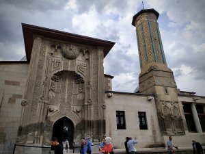 İnce Minareli Medrese mimarisiyle ziyaretçilerini cezbediyor