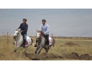 Rahvan Atları Kıyasıya Yarıştı