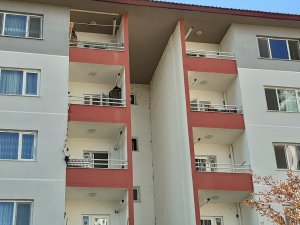 Dengesini kaybedip balkondan düşen şahıs hayatını kaybetti