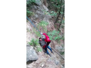 Dağ yürüyüşünde mahsur kalan genci jandarma kurtardı