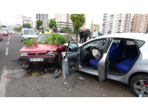 Direksiyon hakimiyeti kaybolan otomobil karşı şeride geçti