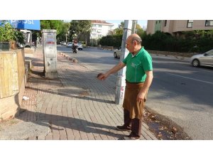 Kadıköy’de otomobilin kaldırıma daldığı kaza kamerada