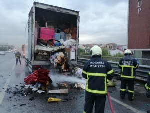 Nakliye aracında çıkan yangın eşyaları küle döndürdü