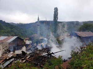 Ordu’da 4 ahşap ev alevlere teslim oldu
