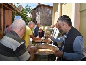 Kaymakam Aksoy ve Başkan Acar aşure dağıttı