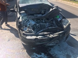Direksiyonu kilitlendikten sonra başka bir araca çarpan otomobil alev aldı