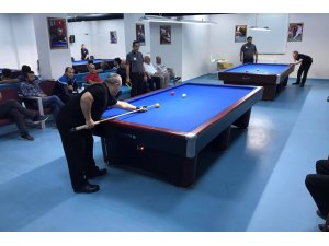 Bilardo il şampiyonu Salih Tekkeli