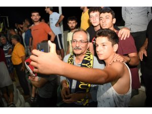 Başkan Bozdoğan, taraftarla birlikte maç izledi