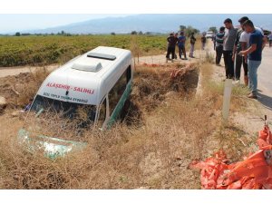 Otomobilin çarptığı yolcu minibüsü dereye uçtu: 9 yaralı