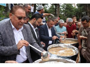 AK Parti İl Başkanlığı aşure ikram etti