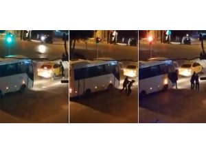 Bolu’da, taksisinin aynasını kıran kadını tekme tokat dövdü