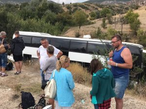 Konya'da turistleri taşıyan otobüs şarampole devrildi: 3 yaralı
