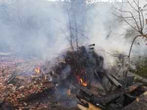 Alevlere teslim olan samanlık kül oldu
