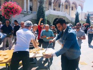 Konya Ülkü Ocakları’ndan aşure ikramı