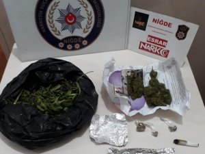 Polisin durduğu araçtan uyuşturucu çıktı