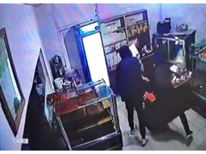 Pastanenin kasasından bir miktar para çalarak kaçan 4 şüpheli yakalandı