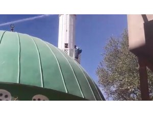 Minaredeki intihar girişimini polis önledi
