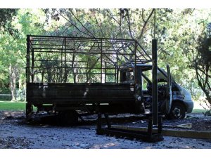 Antalya’da belediye işçilerini taşıyan kamyonet alev alev yandı