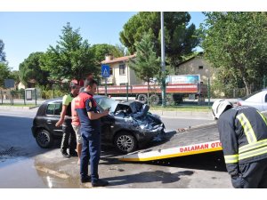 Direksiyonu kilitlenen otomobil park halindeki araca çarptı