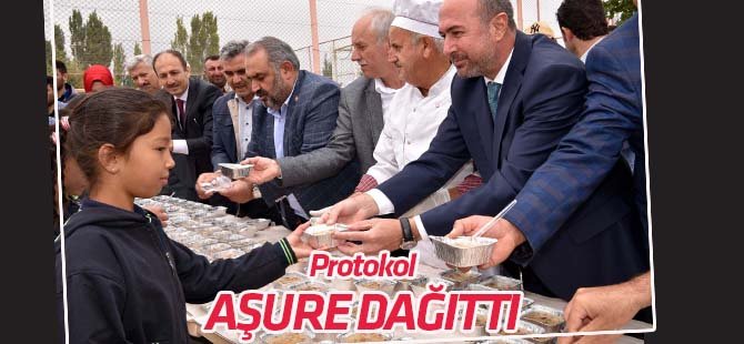 Protokol aşure dağıttı