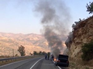 Seyir halindeki otomobil alev alev yandı