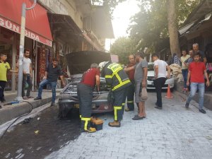 Seyir halindeki otomobil alev aldı