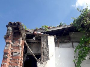 Çatıda mahsur kalan çocuğun imdadına itfaiye yetişti