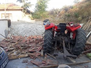 Traktör evin bahçesine uçtu