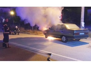Aksaray’da seyir halindeki otomobil alev aldı