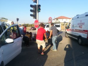 Işıkta duran öğrenci servisine arkadan çarptı