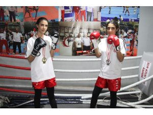 Kick Boksçu kız kardeşler, ilk şampiyonadan madalya ile döndü