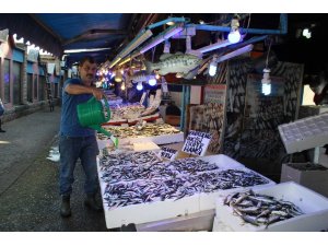 Sezon başından beri ilk kez bol avlanan hamsi tezgahları süslemeye başladı