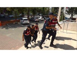 Göçmen kaçakçısı yakayı ele verdi