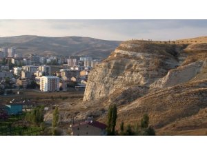 Kayalıklara çıkarak intihar etmek isteyen şahıs güçlükle vazgeçirildi