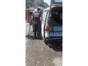 Alev alan su dağıtım aracını itfaiye söndürdü