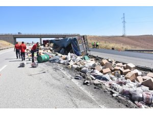 Kaza yapan tırın dorsesindeki gıda maddeleri yola saçıldı: 1 yaralı