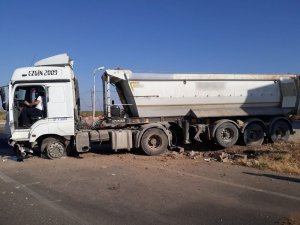 Devrilen tırdaki 3 kişi yaralandı