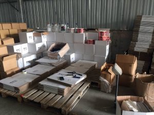 Besi çiftliği hangarında dev kaçak alkol ve tütün operasyonu