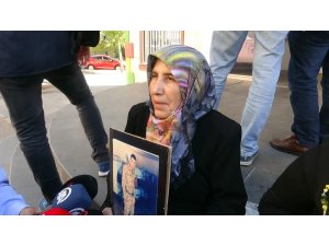 HDP önünde oturma eylemi yapan ailelerin sayısı çığ gibi artmaya devam ediyor