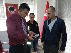 Sokakta bulduğu cüzdanı zabıtaya teslim etti