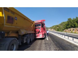 Maden yüklü tırlarlar çarpıştı