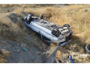 Besni’de otomobil şarampole yuvarlandı