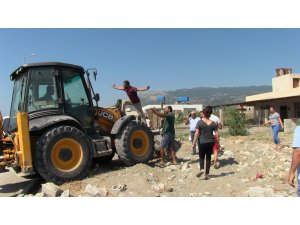 Samandağ’da kaçak yapıların yıkımında arbede