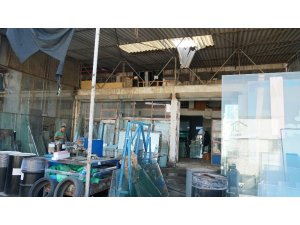 Sokak lambasını tamir etmek isteyen elektrikçi çatıdan düştü