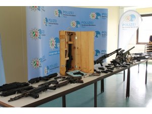 Almanya’da işçi fabrikadan çaldığı silahları çetelere sattı