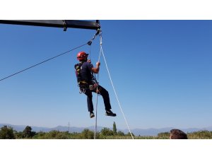 30 metrelik kuyuda 3 gün mahsur kalan tilki kurtarıldı