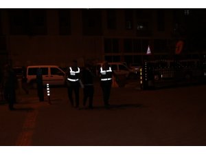 4 ayrı suçtan aranan şahıs polisi görünce pencereden atladı