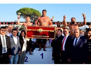 Biga Kurtuluş Güreşleri’nde başpehlivan Recep Kara oldu